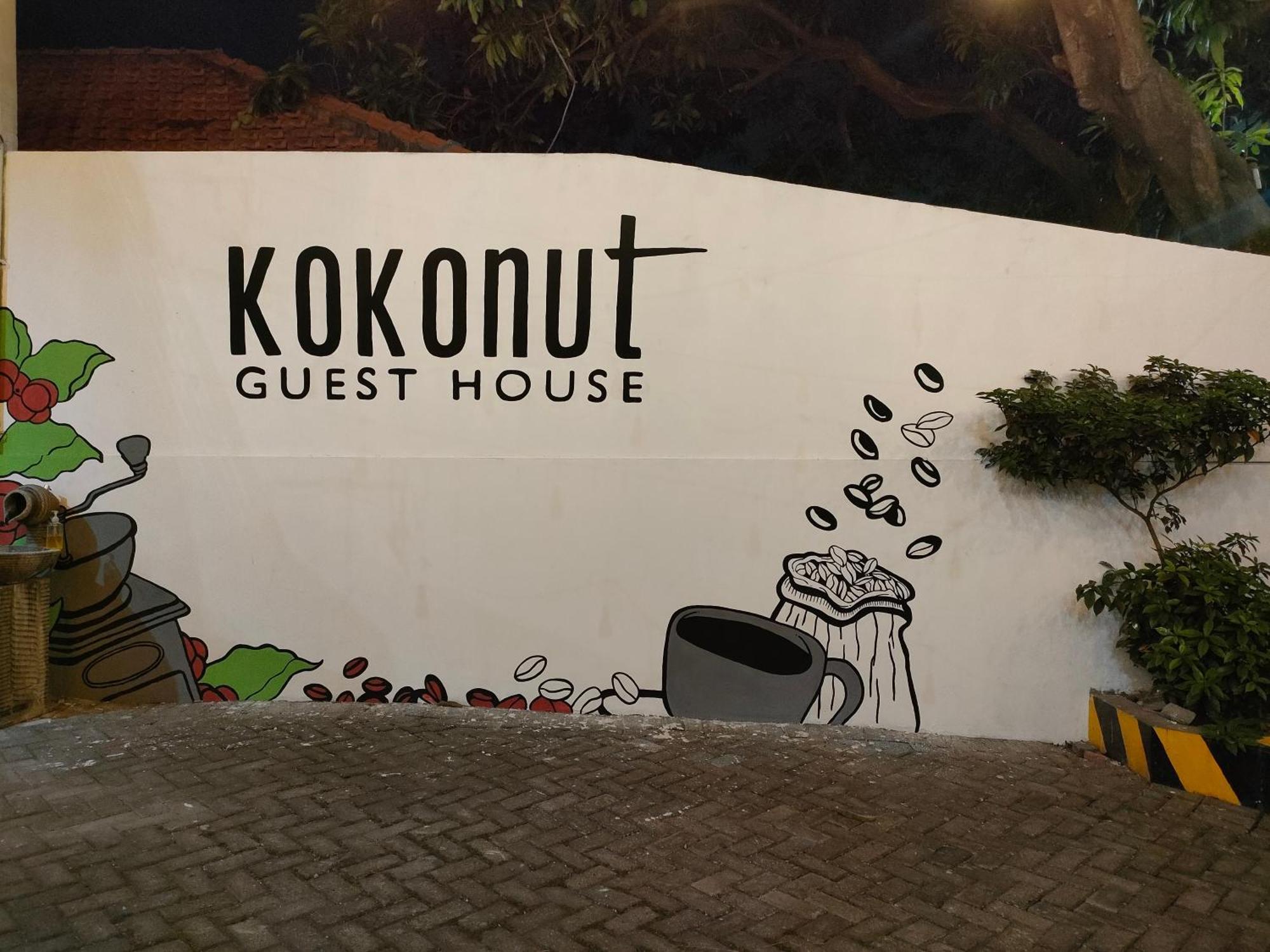 Kokonut Guesthouse Сурабая Экстерьер фото