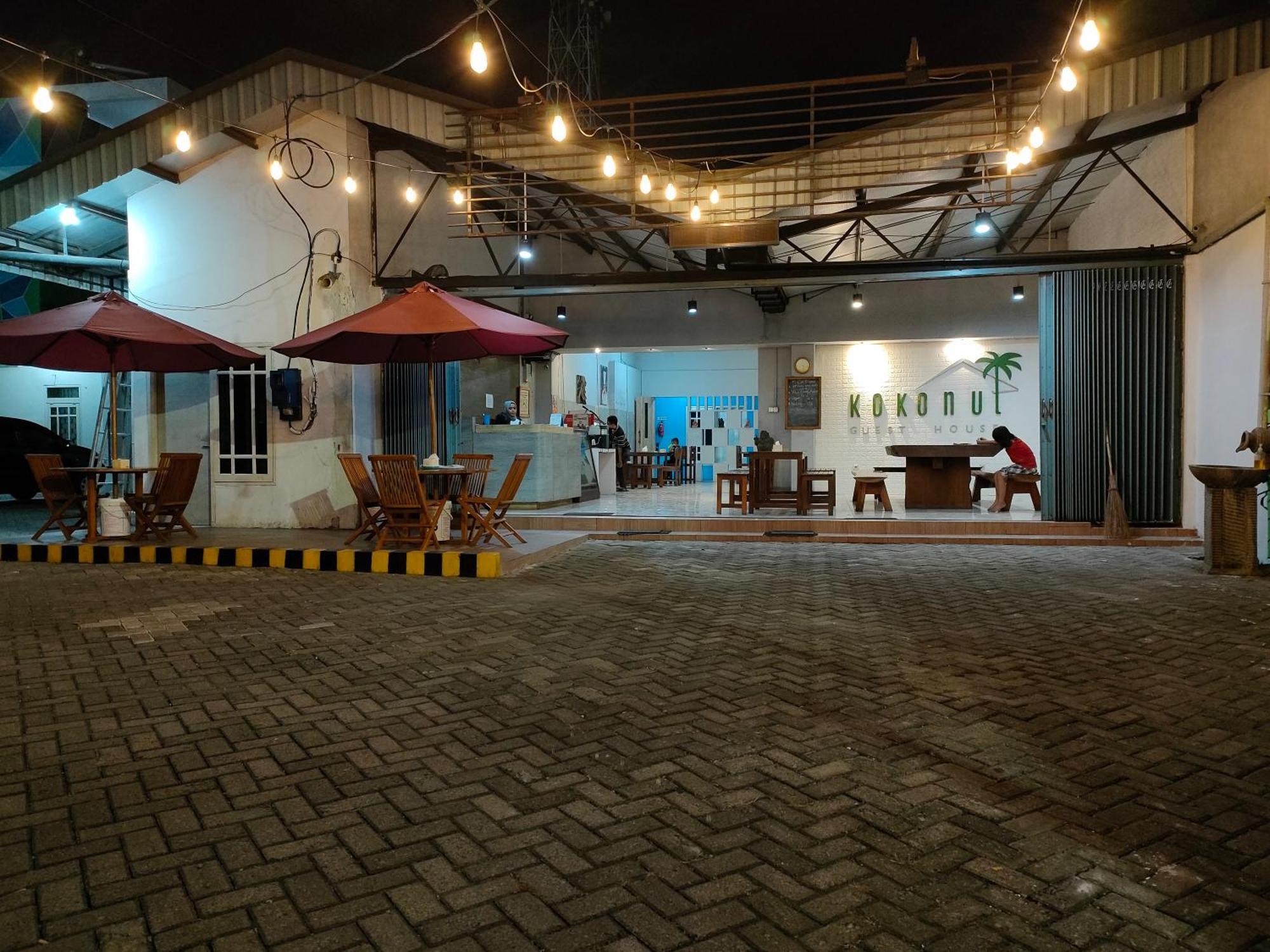 Kokonut Guesthouse Сурабая Экстерьер фото