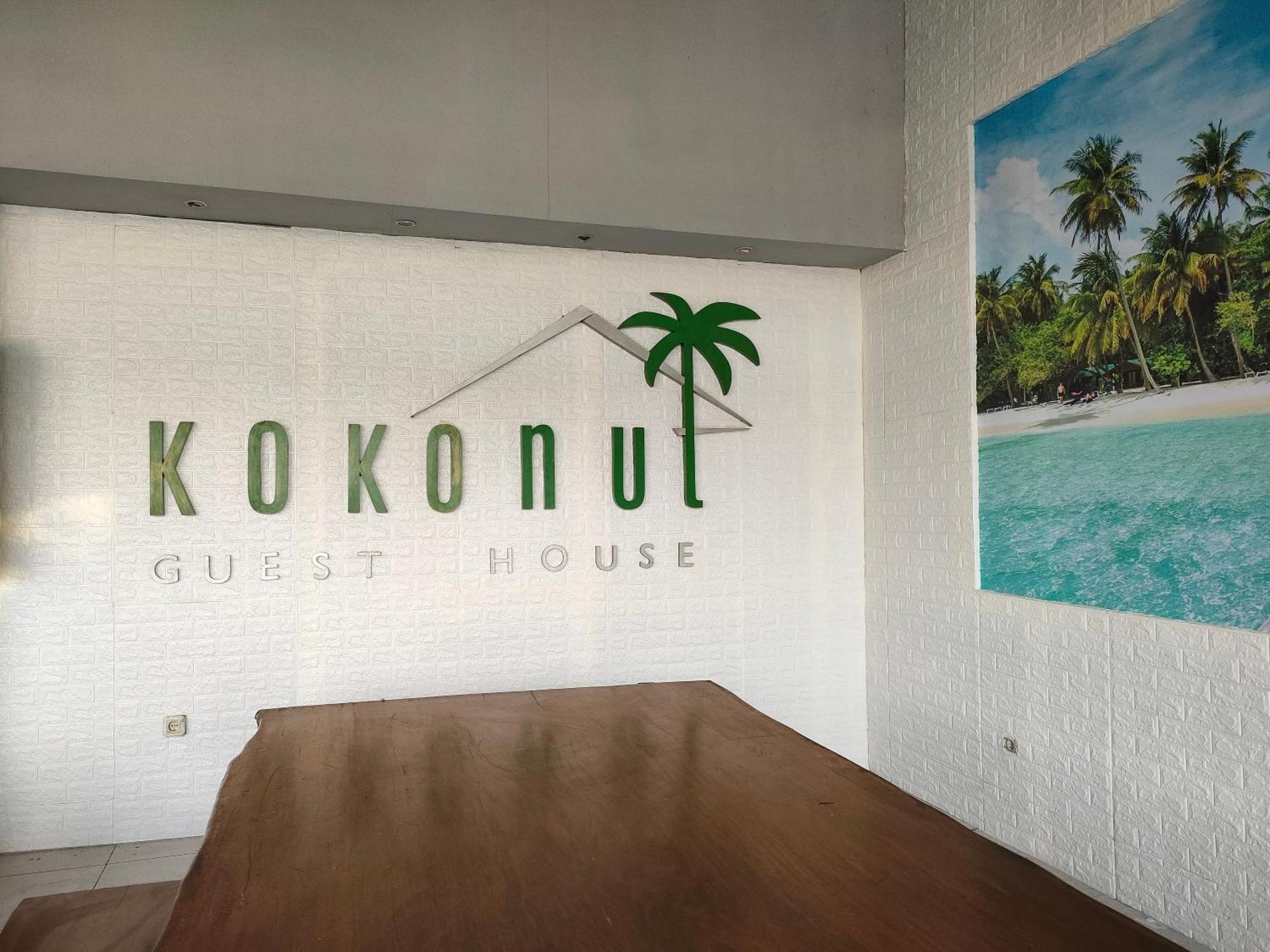 Kokonut Guesthouse Сурабая Экстерьер фото